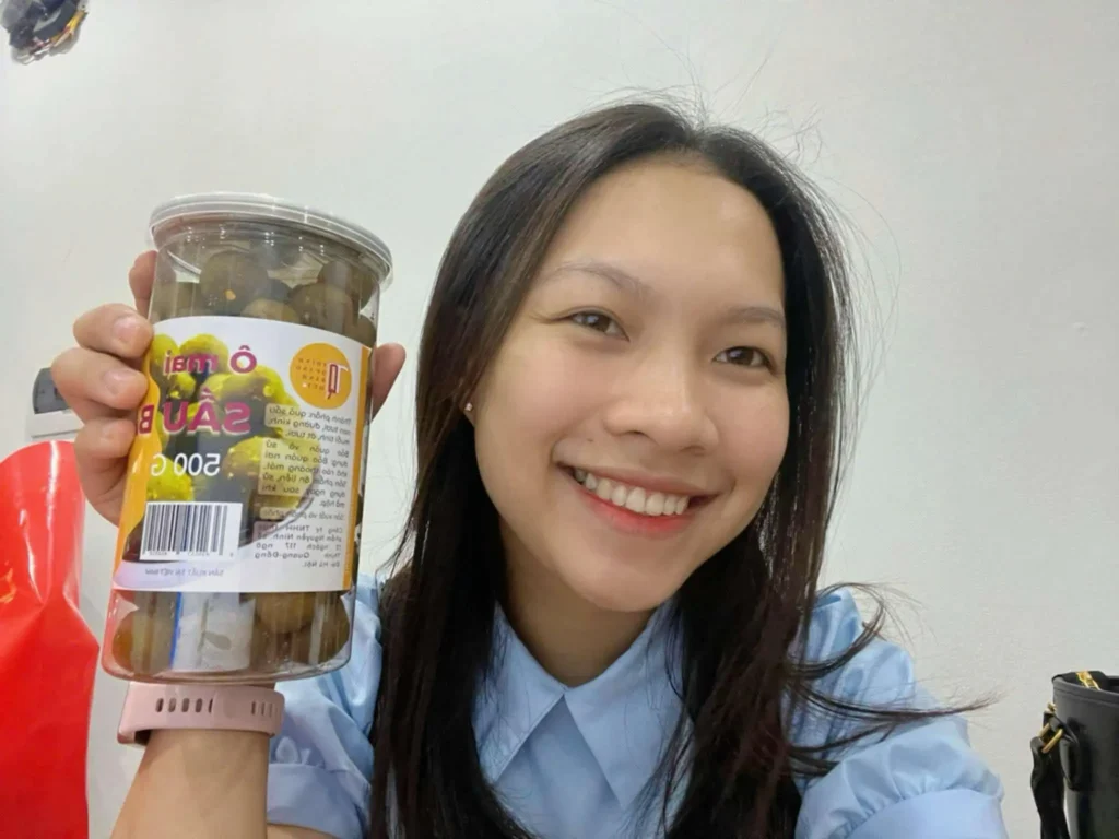 th Khách hàng mua ô mai và bánh cốm tại Thịnh Quang Bánh Mứt